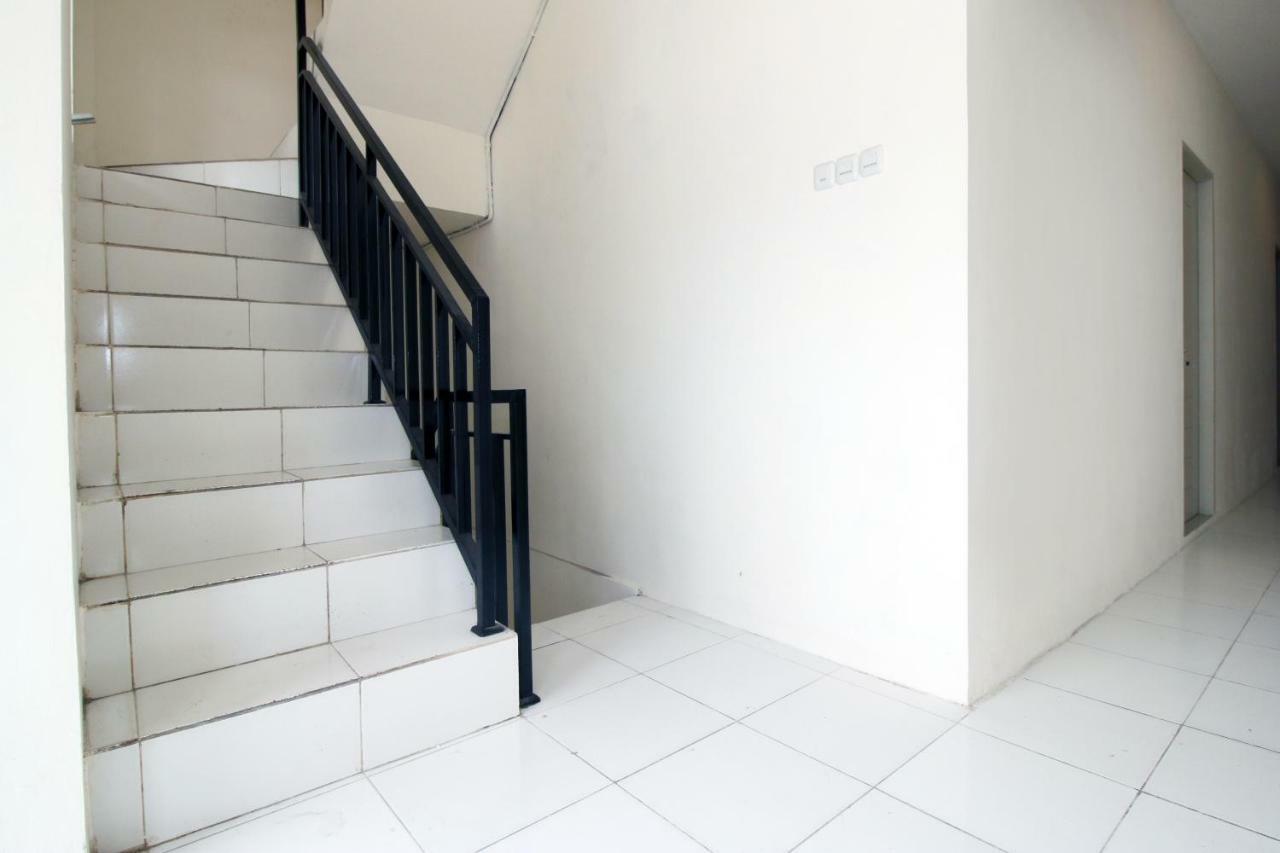 กามาร์ เกลูวาร์กา กังปุง บาหลี 3 Hostel จาการ์ตา ภายนอก รูปภาพ